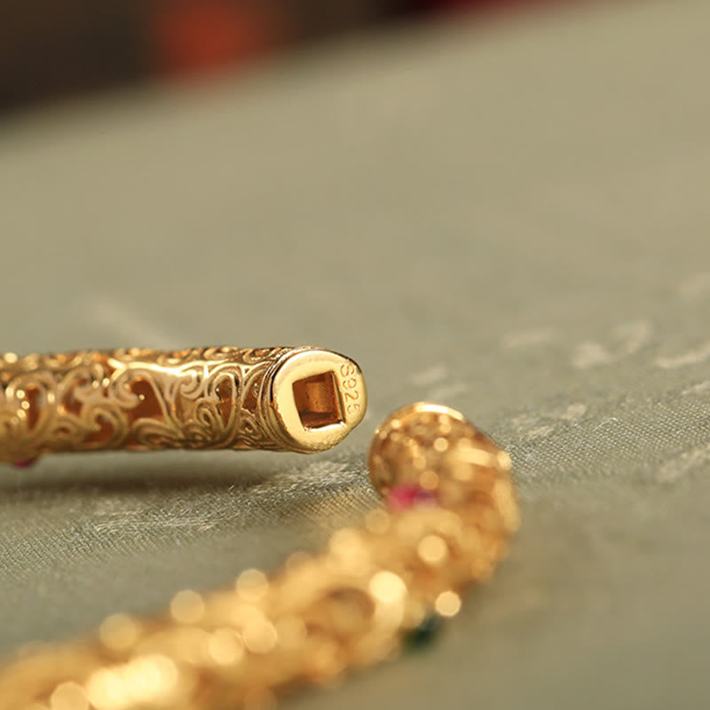 Crafted with traditional gold filigree technique, the bracelet features intricate auspicious cloud patterns and a central natural Hetian碧玉 gourd pendant, symbolizing "blessings and prosperity". The fusion of gold and jade exudes both elegance and profound Eastern cultural meaning, making it a perfect choice for daily wear or collection.