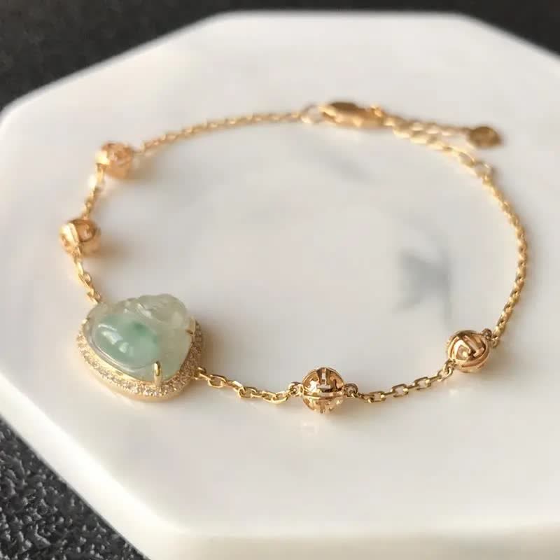 18K gold chain featuring a natural jadeite Buddha pendant, encircled by sparkling diamonds. The Buddha symbolizes peace and joy, paired with exquisite lucky beads. This design blends classic elegance with modern luxury, guarding the wearer's well-being.
